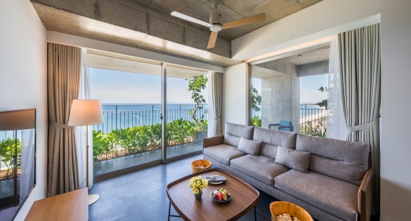 Phong Ba - One Bedroom Luxury Ocean Front Apartment with Balcony